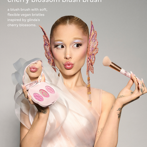 r.e.m. beauty チークブラシ　ウィキッド　グリンダ　アリアナ　ピンク r.e.m. beauty x Wicked: For Good Cherry Blossom Blush Brush – rem