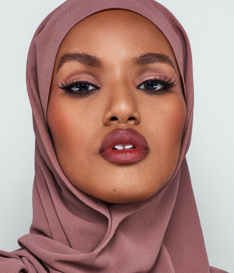 on your collar matte lipstick / wine n dine - on-figure