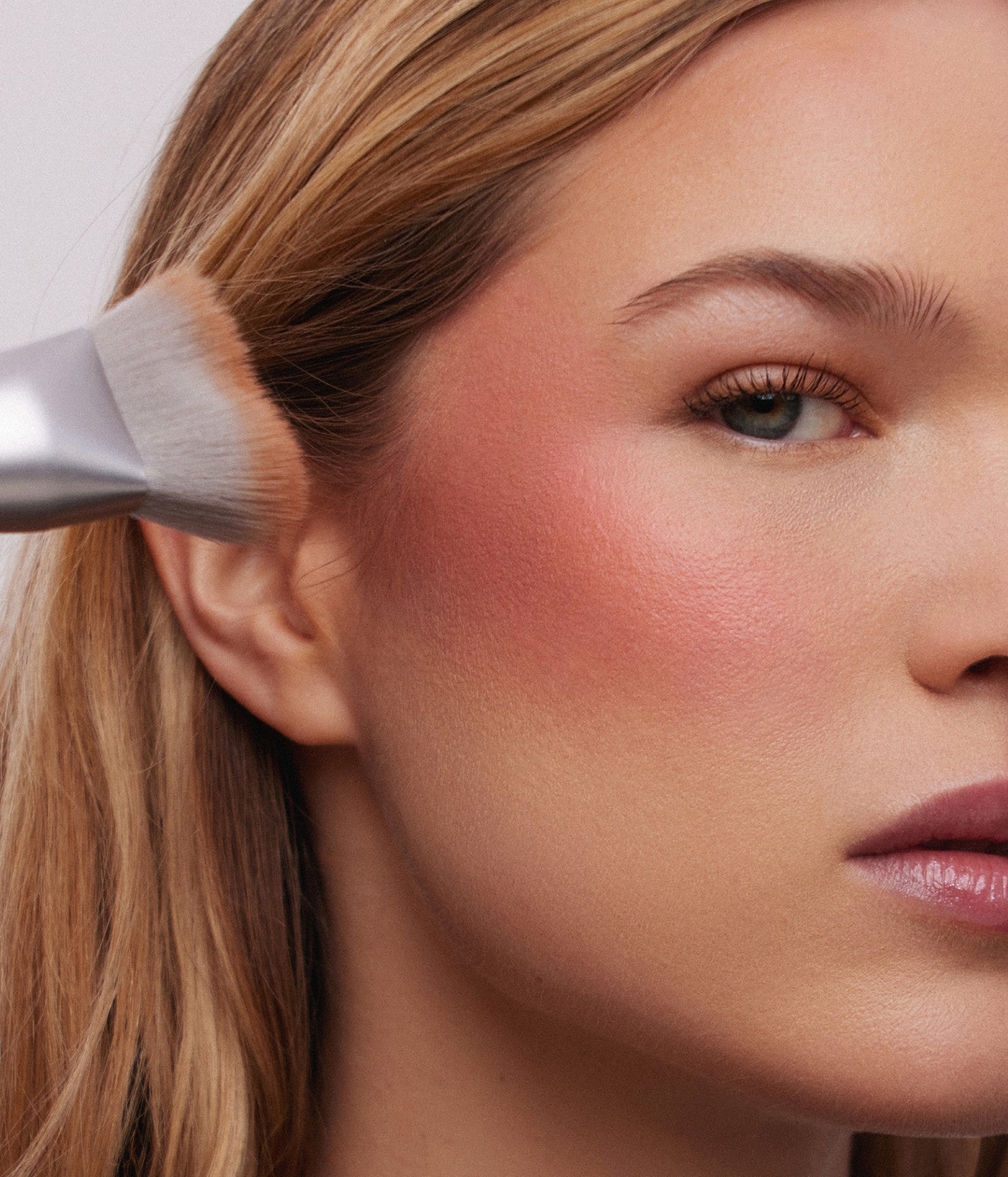 bronzer brush | r.e.m. beauty by Ariana Grande – rem beauty